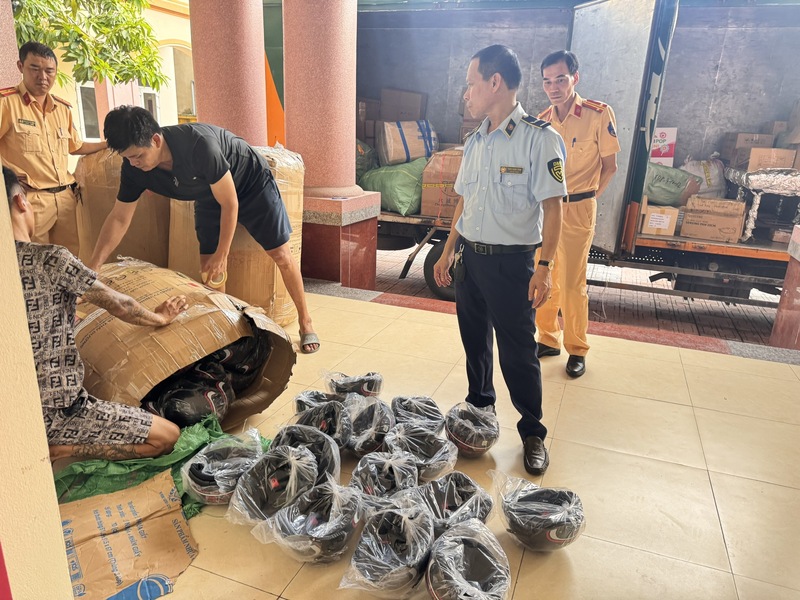 Lực lượng Quản lý thị trường tỉnh Ninh Bình phối hợp với lực lượng Công an kiểm tra xe tải BKS 18H-019.09, phát hiện 280 chiếc mũ bảo hiểm giả mạo nhãn hiệu Honda. Ảnh Quản lý thị trường Ninh Bình