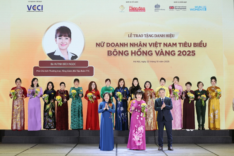 Bà Nguyễn Thị Hà, Thứ trưởng Bộ Nội vụ và ông Đậu Anh Tuấn, Phó Tổng thư ký Liên đoàn Thương mại và Công nghiệp Việt Nam trao tặng danh hiệu “Nữ Doanh nhân Việt Nam tiêu biểu - Bông hồng vàng” năm 2025 đến bà Huỳnh Bích Ngọc, Phó Chủ tịch Thường trực, Tổng Giám đốc Tập đoàn TTC.