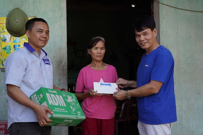 Đại diện Vinamilk – ông Phạm Tuyên, Giám đốc chi nhánh Hà Nội trao quà động viên hộ dân khó khăn tại xã Vân Nham, Lạng Sơn. Ảnh: Tịnh Không