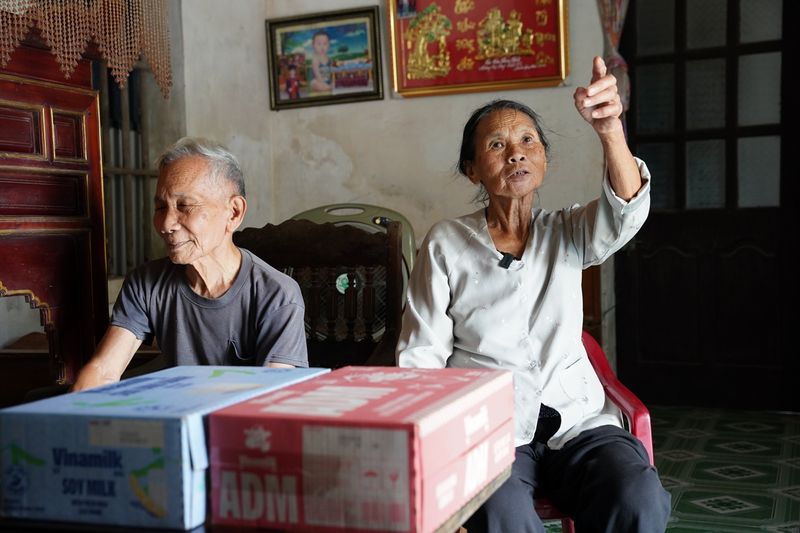 Ở Ninh Bình, bà Nguyễn Thị Lợi chỉ tay lên mái nhà vừa được lợp lại, nói: “Hôm đó gió lốc cuốn bay mái nhà, nước ào vào, cả nhà chỉ kịp chạy sang hàng xóm”. Ảnh: Tịnh Không