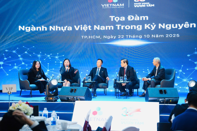 Các diễn giả tại phiên tọa đàm “Ngành nhựa Việt Nam trong kỷ nguyên vươn mình”.