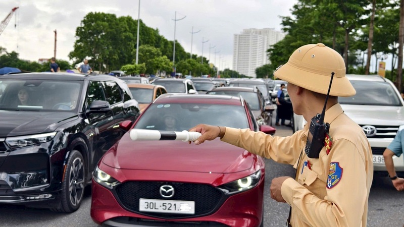 Cảnh sát giao thông phân luồng tại Trung tâm Triển lãm Quốc gia phục vụ Triển lãm thành tựu kinh tế - xã hội. Ảnh: Mai Hữu