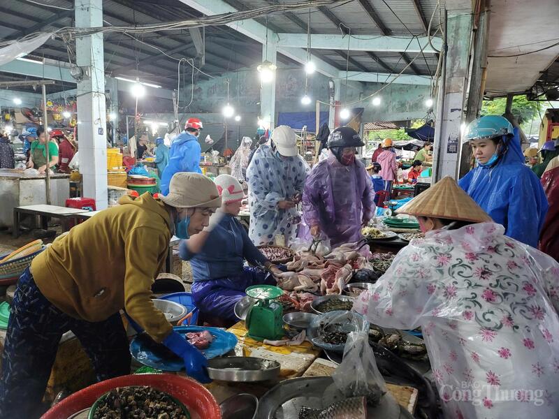 Tại các chợ Cẩm Lệ, chợ Hòa Cầm (phường Cẩm Lệ) cũng ghi nhận lượng người mua thực phẩm đông hơn ngày thường.
