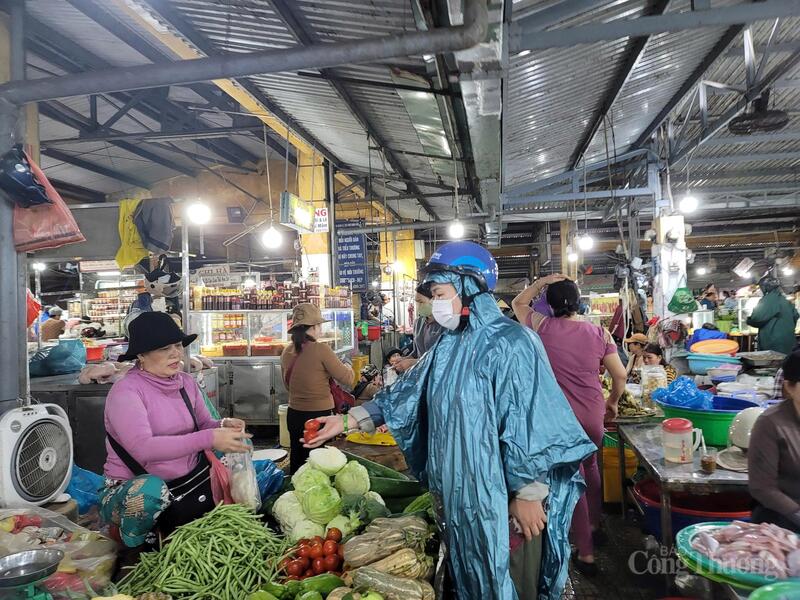 Người dân không mua quá nhiều hàng hóa, chỉ mua đủ dùng từ 3 - 5 ngày.