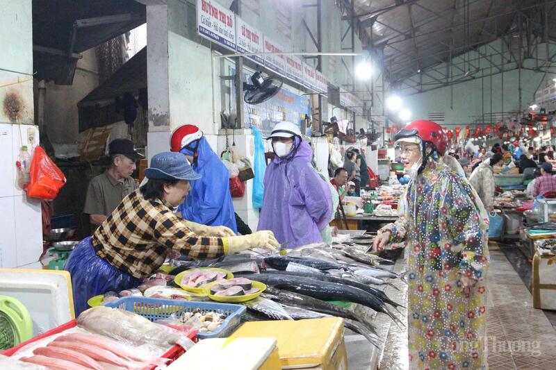 Hàng cá tươi dồi dào, sức mua tăng mạnh.