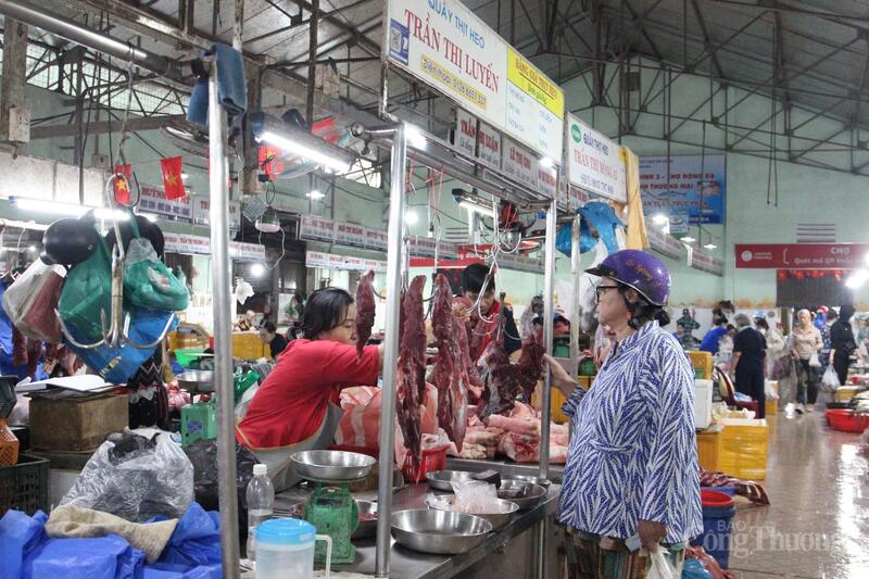 Giá các loại thịt ghi nhận tương đối ổn định so với ngày thường.