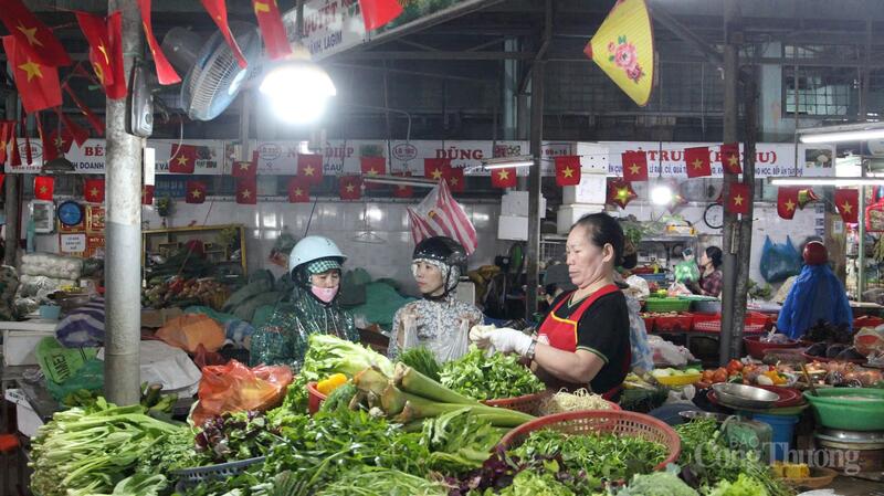Hôm nay giá mặt hàng đều tăng. “Đơn vị cung ứng đã tăng trung bình khoảng 10 nghìn đồng/kg các loại củ quả; rau tăng lên 5 nghìn đồng/bó, bầu từ 20 nghìn tăng lên 25 nghìn đồng/kg nên chúng tôi cũng phải bán giá cao hơn hôm qua”, chị Quyên cho biết.