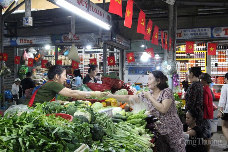 Chị Hồ Thị Quyên - chủ sạp bán rau củ quả, laghim cho hay, từ hôm qua (21/10) đã rất đông người dân đến mua hàng để trữ lương thực, phòng mưa lớn, ngập lụt. Các quầy hàng ở chợ đều hết sớm.