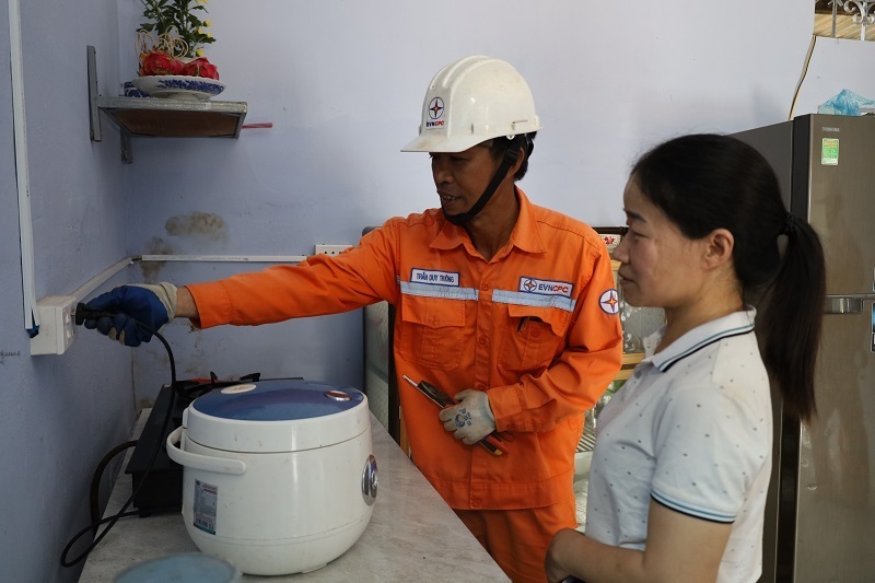 Công nhân Đội quản lý điện Buôn Hồ hướng dẫn người nhà anh Nguyễn Hữu Dũng sử dụng điện an toàn