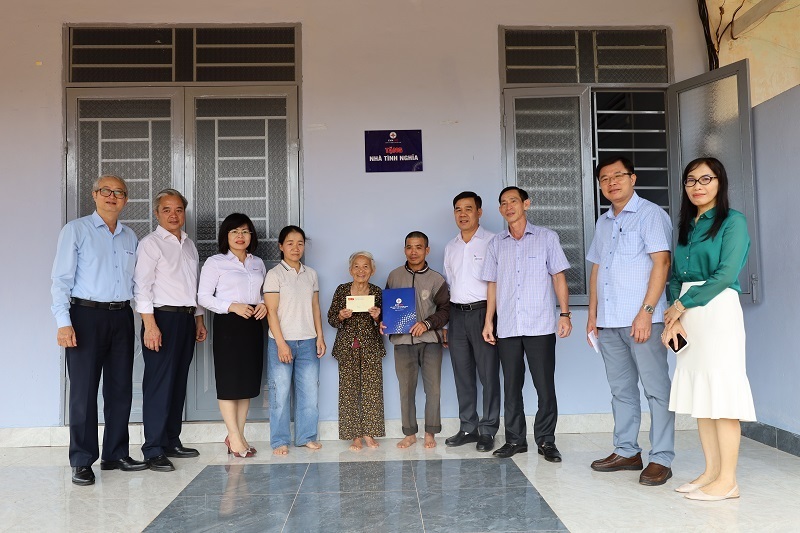 Lãnh đạo PC Đắk Lắk và xã Pơng Drang tặng quà cho gia đình anh Nguyễn Hữu Dũng tại buổi lễ