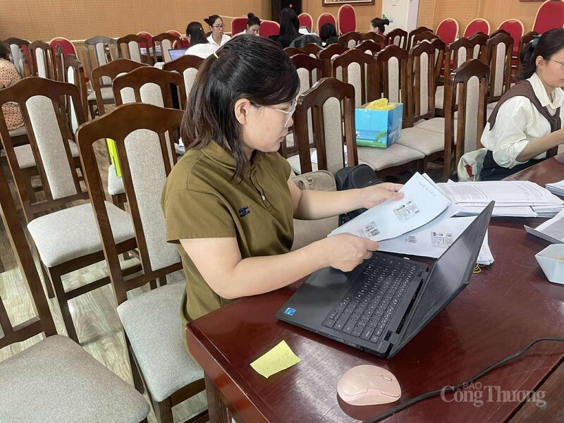 Cán bộ xã Đại Thanh đối chiếu thông tin để nhập dữ liệu lên hệ thống.