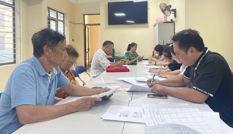 Tổ 78 phường Bạch Mai thực hiện thu giấy chứng nhận quyền sử dụng đất phục vụ chiến dịch “90 ngày làm sạch dữ liệu đất đai”.