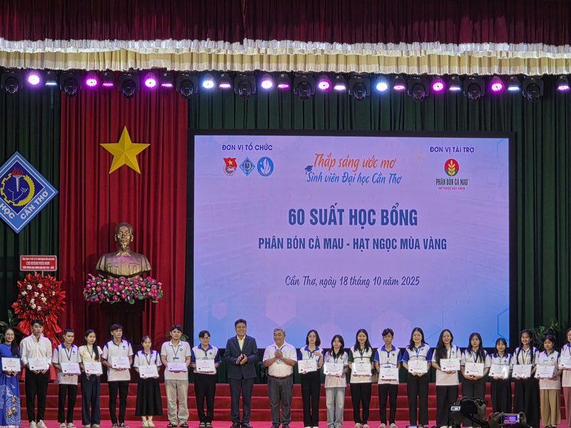 Đây đã là năm thứ 9 liên tiếp Phân Bón Cà Mau trao tặng học bổng Hạt Ngọc Mùa Vàng cho trường Đại học Cần thơ (Ảnh PVCFC)