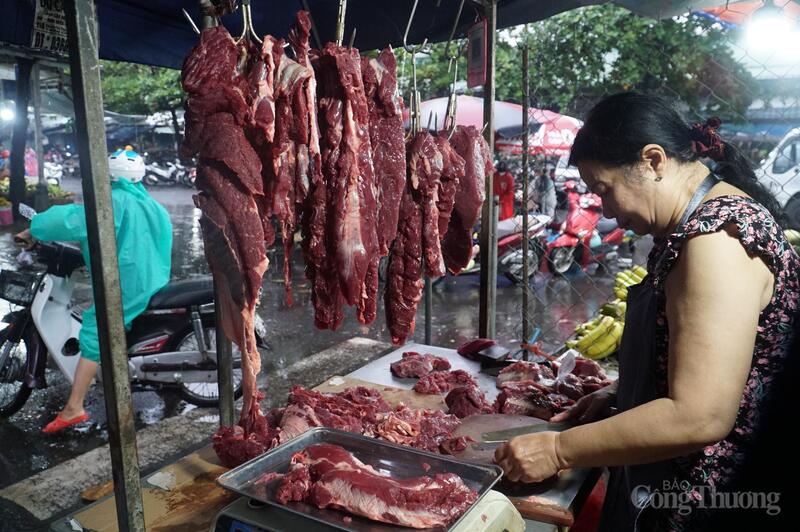 Giá thịt bò cũng không biến động mạnh, sức mua tăng hơn 3 lần so với ngày thường, nguồn cung dồi dào.