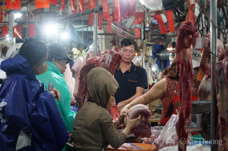 Ngay từ khi mở cửa, các hàng thịt đã rất “đắt khách”.