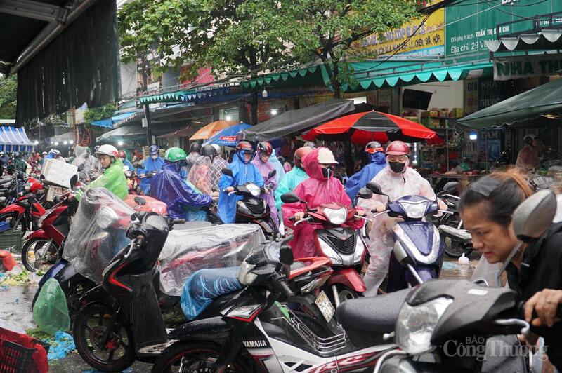 Ghi nhận tại chợ Hòa Khánh (phường Liên Chiểu), từ hơn 5 giờ sáng, mặc dù trời mưa to, đã có rất đông người dân đến mua thực phẩm.
