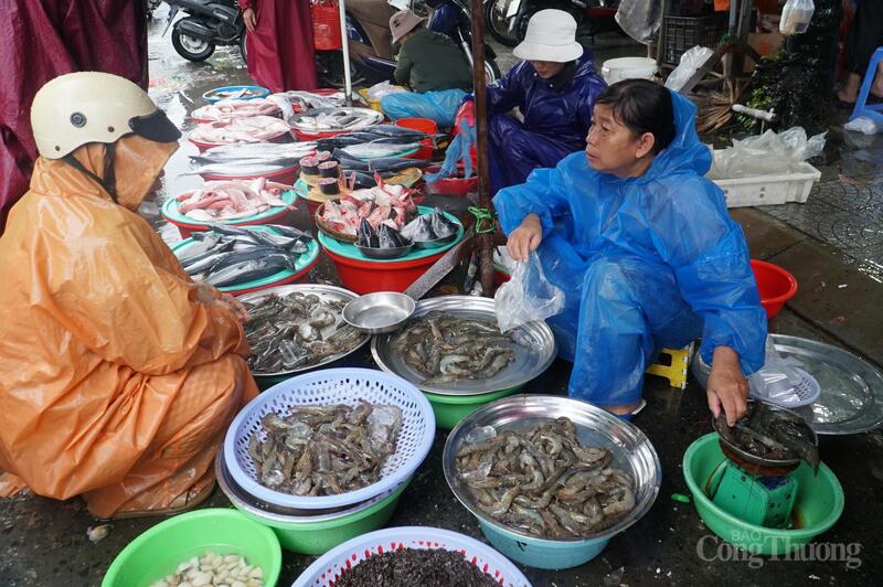 Các cửa hàng tôm cá mở bán từ sáng sớm.