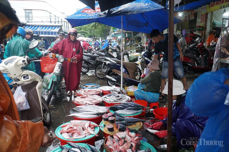Tương tự, các hàng cá, tôm rất đông người mua.