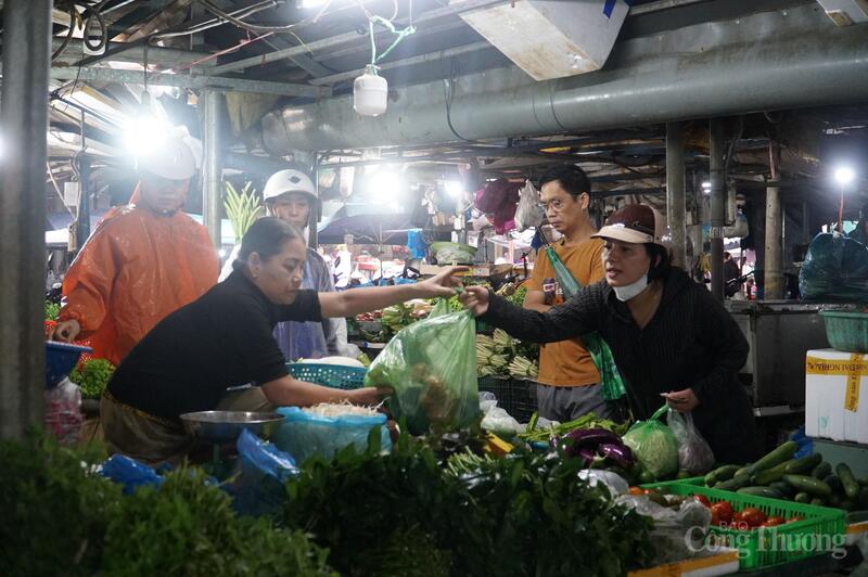 Rau xanh là mặt hàng luôn ghi nhận giá cả tăng vọt khi biến động thời tiết. Giá các loại rau ăn lá như rau muống, rau khoai lang, cải xanh, tần ô, xà lách… ghi nhận giá tăng từ 50% - 100% so với ngày thường.