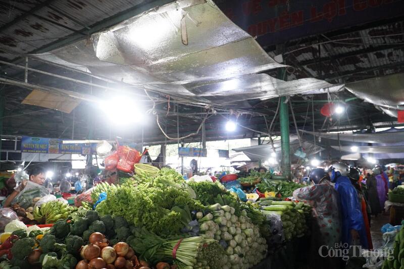 Ông Nguyễn Xuân Tuấn - Trưởng ban Quản lý chợ đầu mối Hòa Cường cho biết, sáng ngày 22/10, lượng hàng rau, củ lagim về chợ khoảng 250 tấn, tương đương so với ngày thường. Giá rau củ ghi nhận tăng nhẹ trên dưới 2.000 đồng/kg tùy loại.