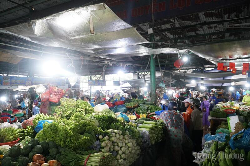 Cô Đỗ Thị Hồng - tiểu thương hàng rau cho biết, giá rau xanh tăng do mưa lớn kéo dài, các vườn rau bị ảnh hưởng nặng, nguồn cung rau giảm mạnh vì vậy giá bán ra  tăng rất mạnh. Các loại rau củ, quả lagim (hàng khô) như bí đỏ, bí đao, hành tây, bắp su… cũng ghi nhận tăng giá hơn 30%.