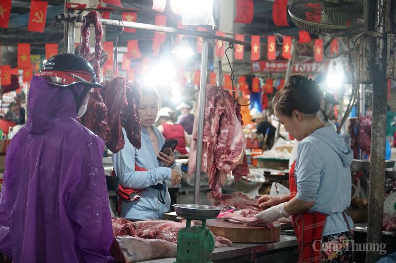 “Giá thịt thì vẫn như mọi ngày. Chỉ khác là số người mua đông và lượng thịt mỗi người mua tăng lên so với ngày thường để dự trữ mấy ngày tới”, chị Nguyễn Thị Bé - tiểu thương quầy thịt heo chợ Hòa Khánh cho hay.