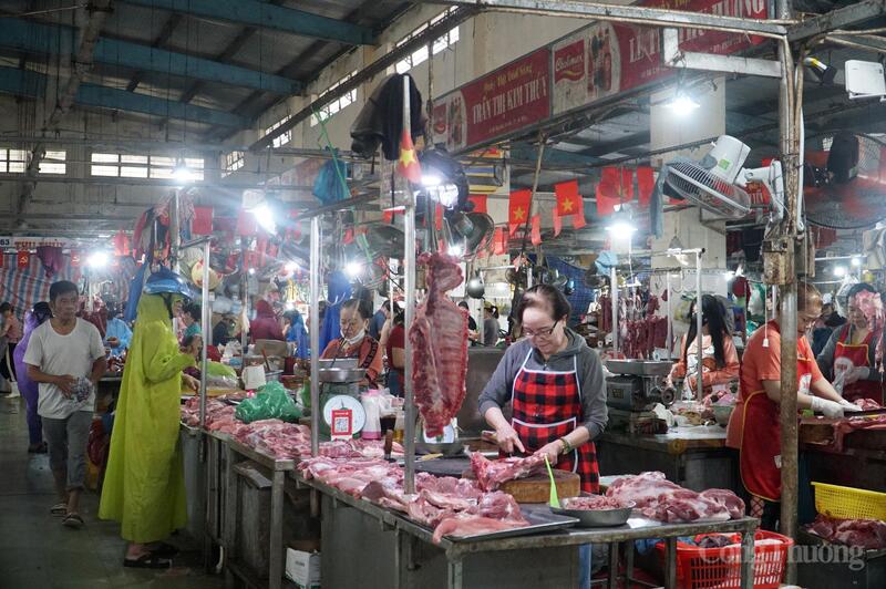 Giá thịt heo các loại vẫn ổn định so với ngày thường. Giá các loại: Sườn non 150.000 - 160.000 đồng/kg; thịt ba chỉ 135.000 - 145.000 đồng/kg; thịt vai 100.00 - 110.000 đồng/kg, thịt mông 110.000 đồng/kg...