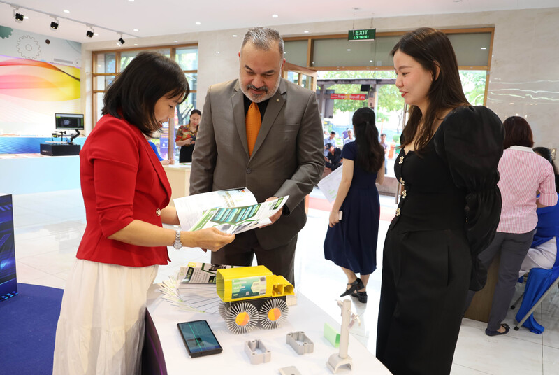 Doanh nghiệp giới thiệu sản phẩm với nhà mua hàng quốc tế tại sự kiện. Ảnh: Minh Khuê