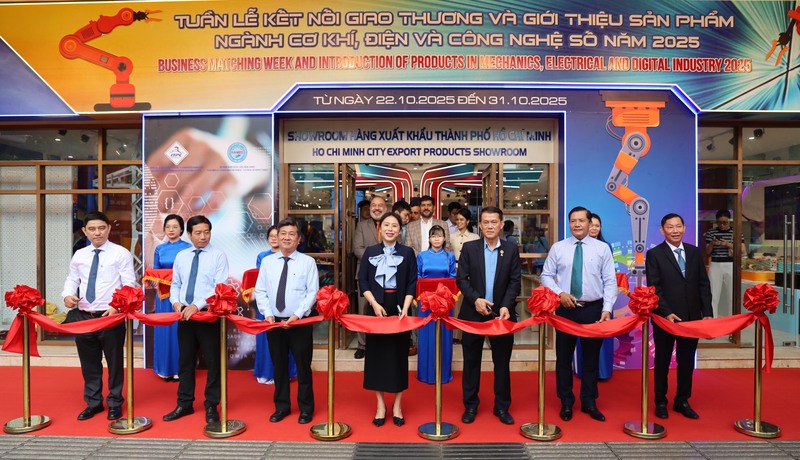 Đại biểu thực hiện nghi thức cắt băng khai mạc Tuần lễ. Ảnh: Minh Khuê