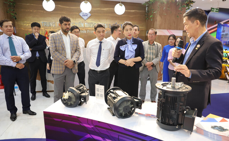 Ông Đỗ Phước Tống - Chủ tịch HAMEE, giới thiệu sản phẩm với các đại biểu và doanh nghiệp FDI. Ảnh: Minh Khuê