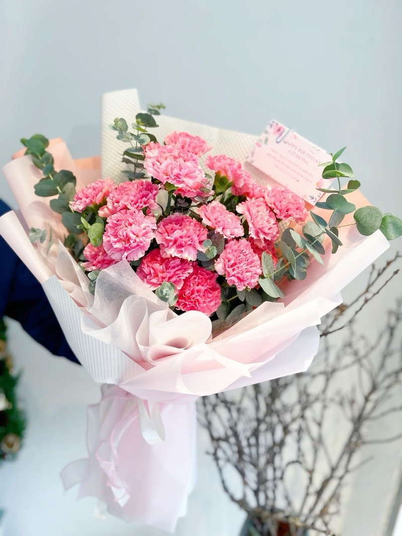 Những bông cẩm chướng hồng tượng trưng cho sự tận tụy và bao dung của thầy cô