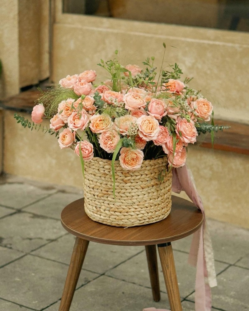 Hoa hồng không chỉ dành cho tình yêu, mà còn là cách học trò bày tỏ lòng biết ơn chân thành tới “người lái đò” của mình.