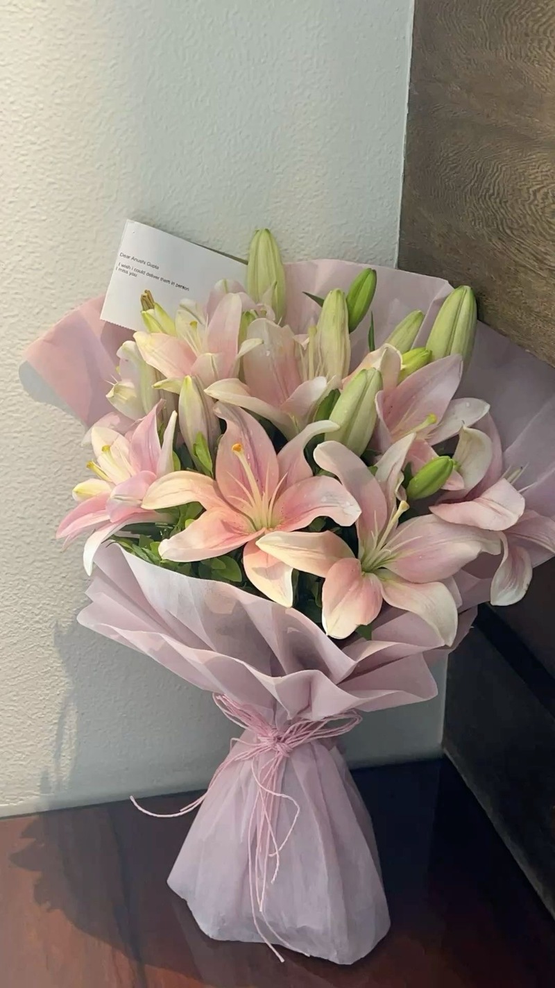 Hoa ly trắng thể hiện sự tôn kính, trong khi ly vàng mang lời chúc phúc