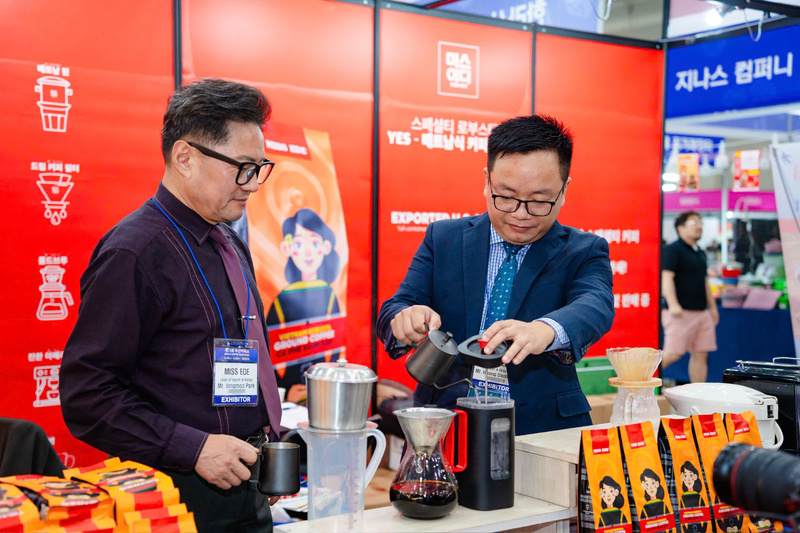 Ông Hoàng Danh Hữu, nhà sáng lập thương hiệu cà phê Miss EDE (bên phải)