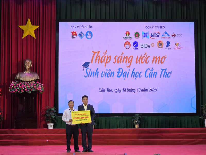Năm nay, Phân Bón Cà Mau trao tặng Đại học Cần Thơ 60 suất học bổng với tổng trị giá 420 triệu đồng (Ảnh PVCFC)