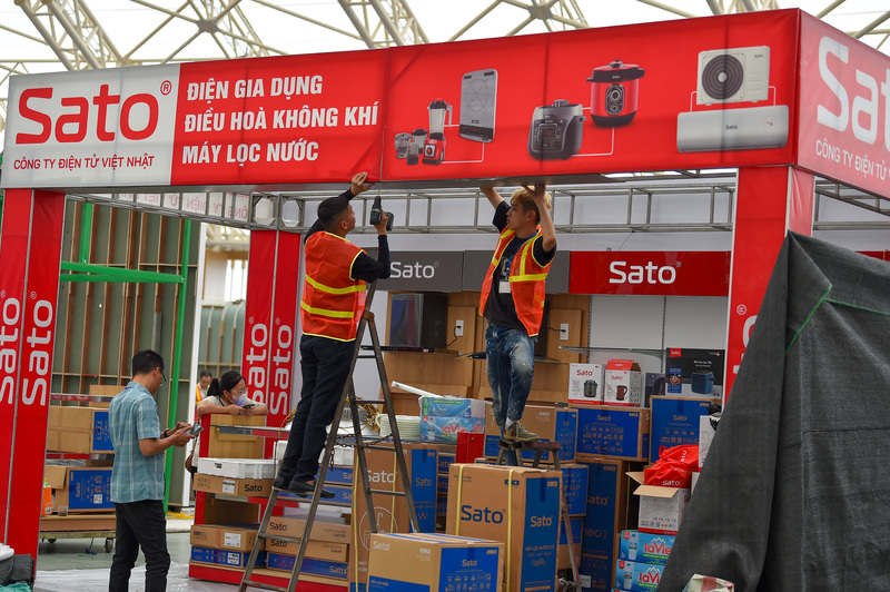 Đội ngũ kỹ thuật và thi công đã liên tục làm việc 24/7 bất kể ngày đêm để đẩy nhanh tiến độ, hoàn thiện từng hạng mục theo đúng kế hoạch.