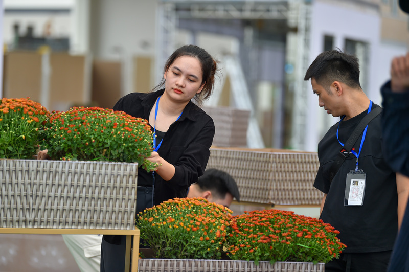 Với tinh thần làm việc khẩn trương, song các đơn vị thi công vẫn tỉ mỉ trong từng công đoạn, đảm bảo chất lượng cao nhất từ khâu thiết kế đến thi công.
