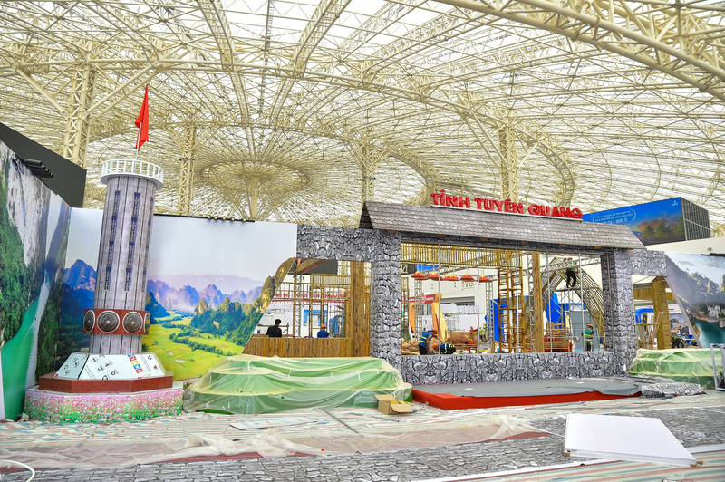 Thời gian tổ chức, thi công hội chợ không nhiều, song những đơn vị được giao nhiệm vụ triển khai, thi công đang nỗ lực ngày đêm để đảm bảo tiến độ.