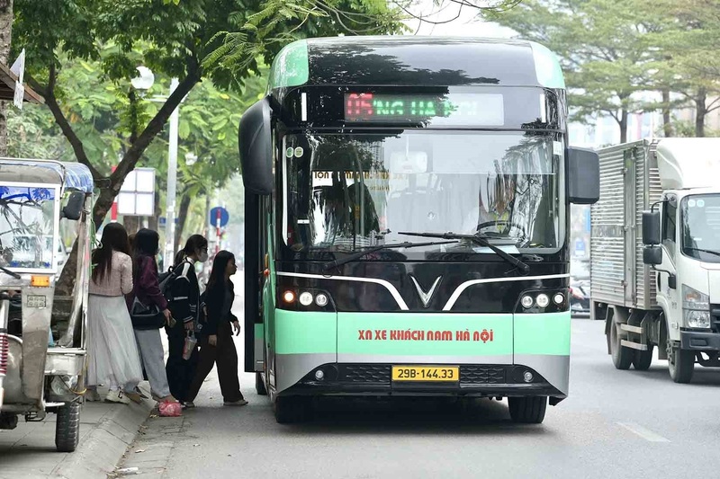 Hà Nội tăng cường 4 tuyến xe buýt phục vụ người dân đến Hội chợ Mùa Thu 2025. Ảnh: Bảo Châu