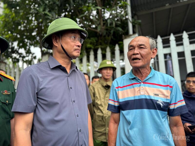 Bí thư Thành ủy Đà Nẵng Lê Ngọc Quang trò chuyện với Tổ trưởng Tổ dân phố tại khu vực đường Mẹ Suốt