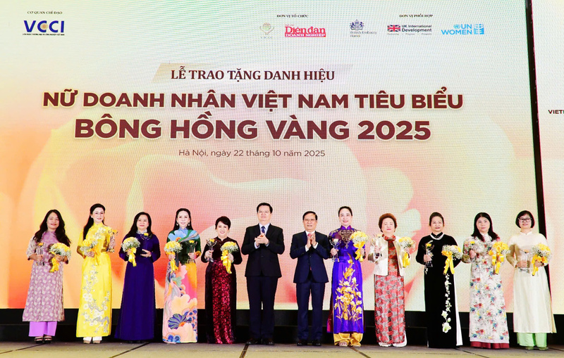 Phó Thủ tướng Chính phủ Mai Văn Chính và Chủ tịch VCCI Phạm Tấn Công trao danh hiệu Bông Hồng Vàng cho nữ doanh nhân Nguyễn Thị Vinh - Chủ tịch HĐQT Công ty CP Thương mại Thái Hưng