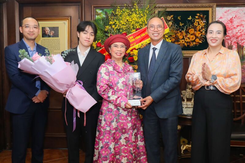 Ông Trần Đình Cường, Chủ tịch EY Việt Nam, trao biểu trưng giải thưởng ASEAN Entrepreneurial Excellence Award 2025 cho Anh hùng Lao động Thái Hương.