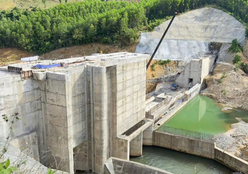 UBND tỉnh Quảng Ngãi đang tập trung để gỡ vướng cho những dự án này, đảm bảo đúng tiến độ, không làm lãng phí nguồn lực đầu tư. Ảnh: Nguyễn Dương