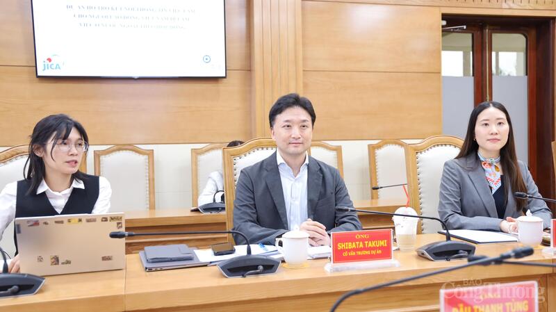 Ông Shibata Takumi, cố vấn trưởng Dự án cùng các thành viên trong đoàn JICA