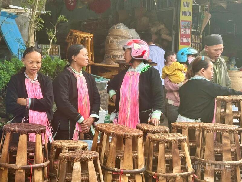 Sản phẩm ghế mây của bà con dân tộc thiểu số tỉnh Lai Châu được trang trí trong gian hàng tham gia Hội chợ Mùa Thu của tỉnh.