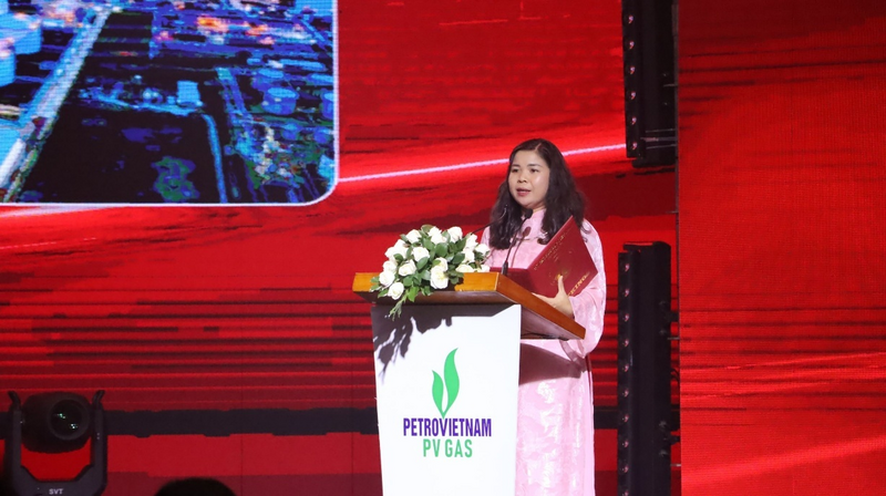 Bà Nguyễn Thị Quỳnh Ngọc, Tổng thư ký VietKings, Phó Viện trưởng Viện Kỷ lục Việt Nam đại diện công bố quyết định xác lập Kỷ lục Việt Nam (Ảnh PV GAS)