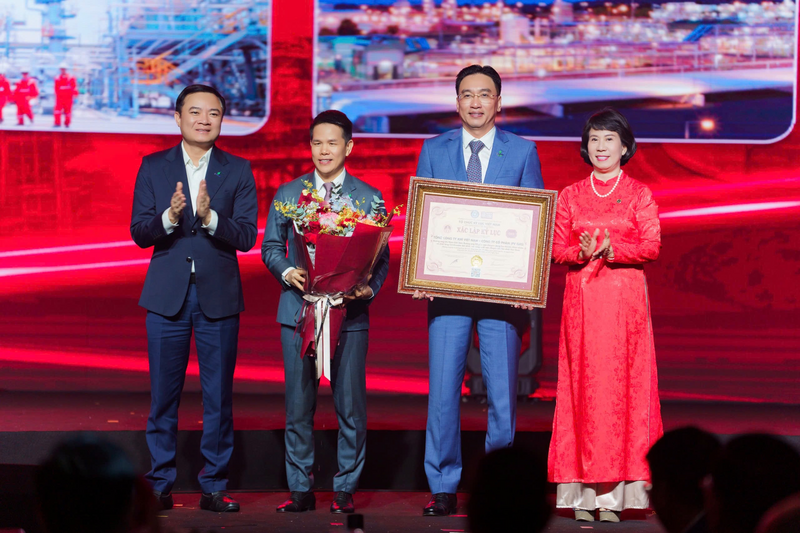 Tiến sĩ Nguyễn Hoàng Anh, Phó Chủ tịch VietKings, Tổng thư ký Liên minh Kỷ lục Thế giới (WorldKings) đại diện trao tặng bằng Kỷ lục Việt Nam đến ông Nguyễn Thanh Bình, Chủ tịch Hội đồng quản trị PV GAS và ông Phạm Văn Phong, Tổng Giám đốc PV GAS. Ông Lê Ngọc Sơn, Tổng Giám đốc Petrovietnam đại diện tặng hoa chúc mừng PV GAS (Ảnh PV GAS)