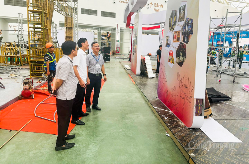 Ông Lê Trung Phước, Giám đốc Sở Công Thương Hà Tĩnh kiểm tra công tác chuẩn bị bảo đảm tổ chức thành công Hội chợ Mùa Thu 2025. Ảnh: Phúc Sơn