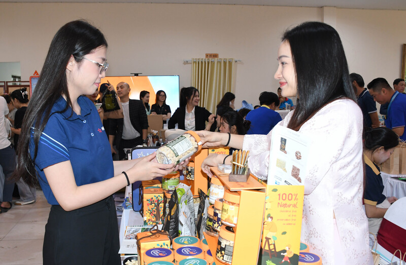 Doanh nghiệp giới thiệu sản phẩm với khách hàng tại không gian triển lãm kết nối giao thương trong khuôn khổ đại hội. Ảnh: Minh Khuê.