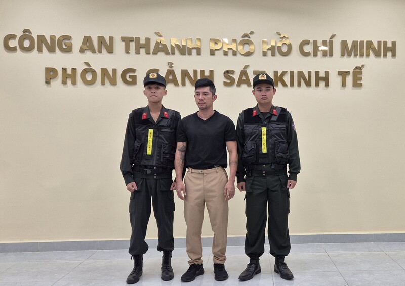 Ca sĩ Lương Bằng Quang tại cơ quan điều tra. Ảnh: Công an cung cấp